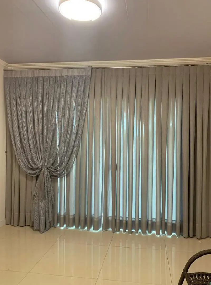 Cortina Prega Macho sob medida em sala — Artmari Decor litoral SC