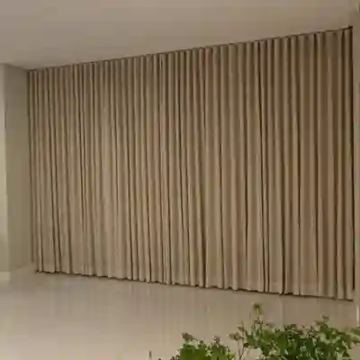 Cortina Wave sob medida com ondas uniformes instalada em sala de alto padrão no litoral de SC — Artmari Decor Barra Velha