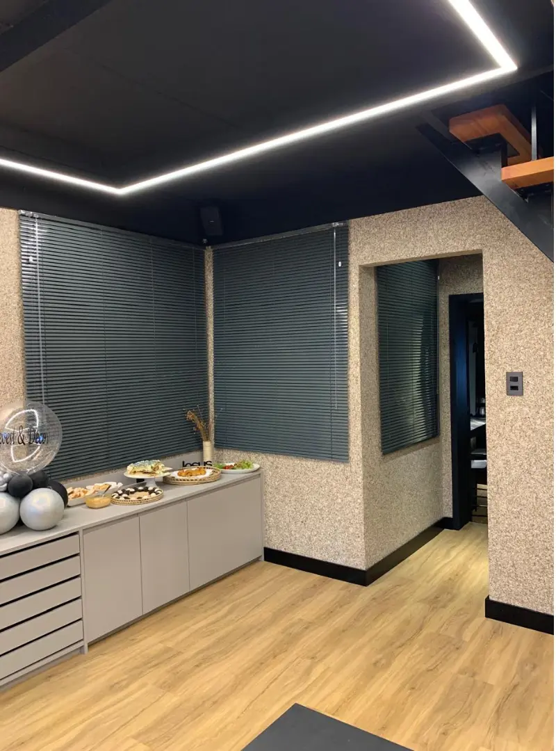 Persiana de Alumínio 25mm sob medida em cozinha — Artmari Decor Barra Velha SC