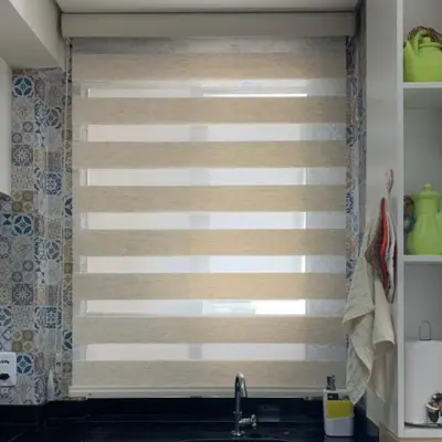 Persiana Double Vision com faixas alternadas instalada em sala de apartamento novo no litoral de SC — Artmari Decor Camboriú